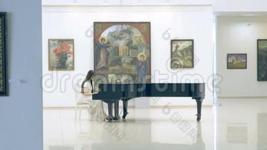 女钢琴家在美术馆弹钢琴